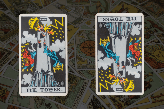 Montagem com a carta A Torre do Tarot na posição normal e outra carta A Torre na posição invertida. Ao fundo, há várias cartas de Tarot.