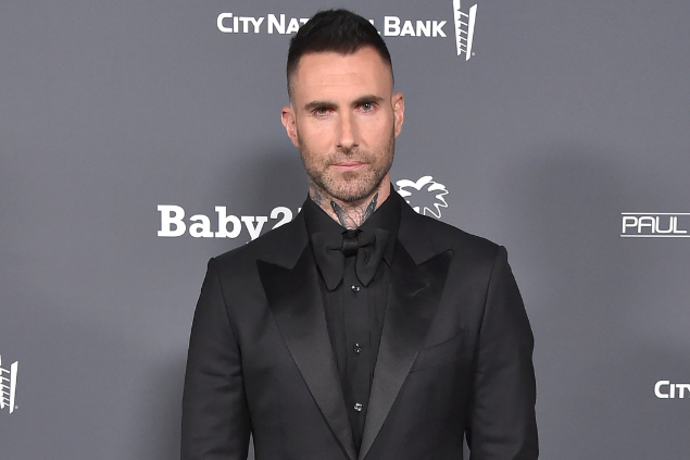 Adam Levine de terno preto.