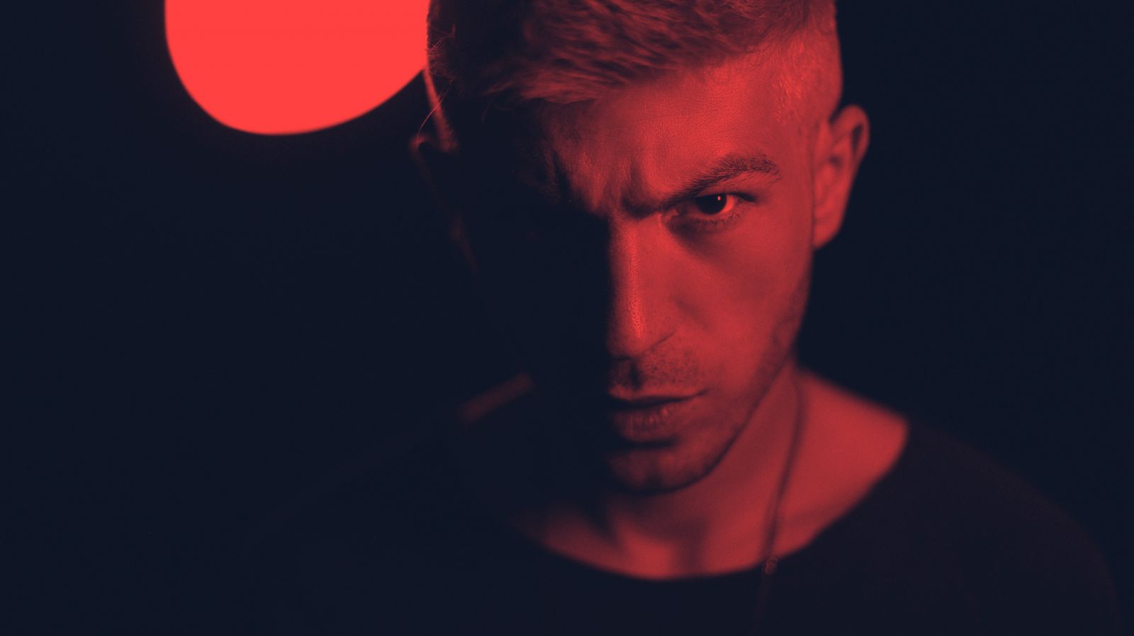 Homem com expressão de raiva olhando para frente