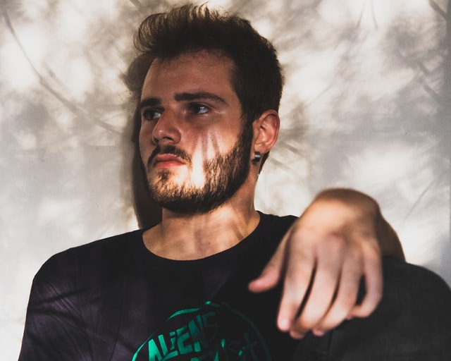 Homem branco irritado.