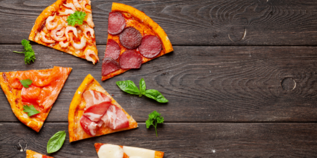 Fatias de pizza sobre superfície de madeira escura.