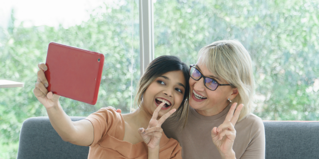 Avó e neta posam para selfie. 