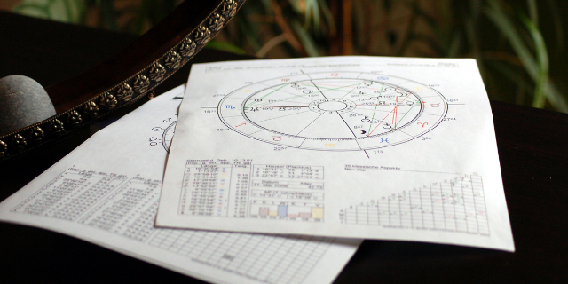 Papéis de estudos astrológicos.