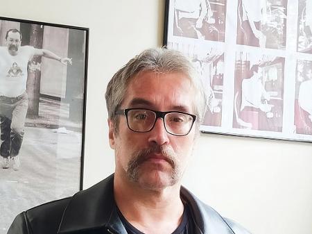 Paulo Leminski olhando para frente