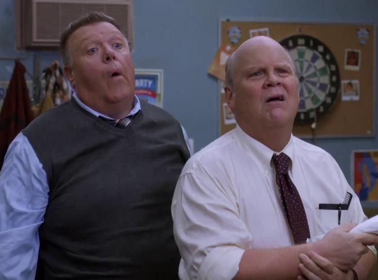 Dois homens brancos com expressões divertidas.