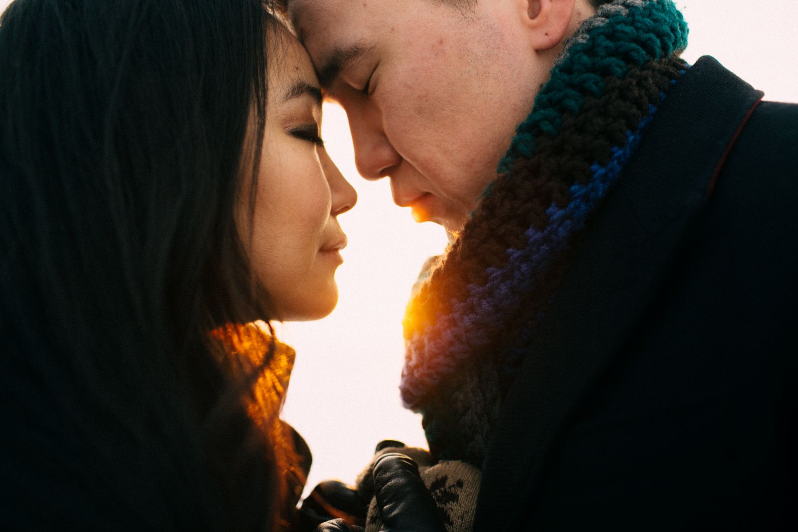 Homem e mulher encostando suas cabeças com os olhos fechados