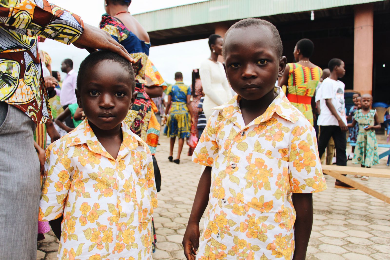 Meninos negros gêmeos.
