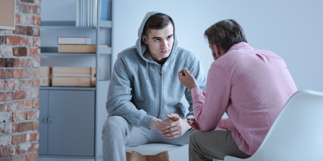 Jovem em sessão de terapia. 
