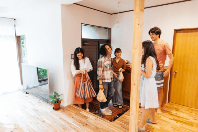 Amigos conversando e rindo dentro de casa