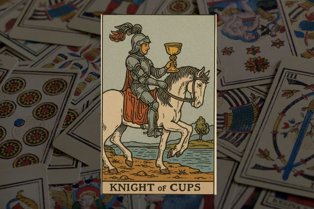 Imagem de fundo com numa variedade de cartas do tarot. Em destaque, a imagem da carta do Cavaleiro de Copas.