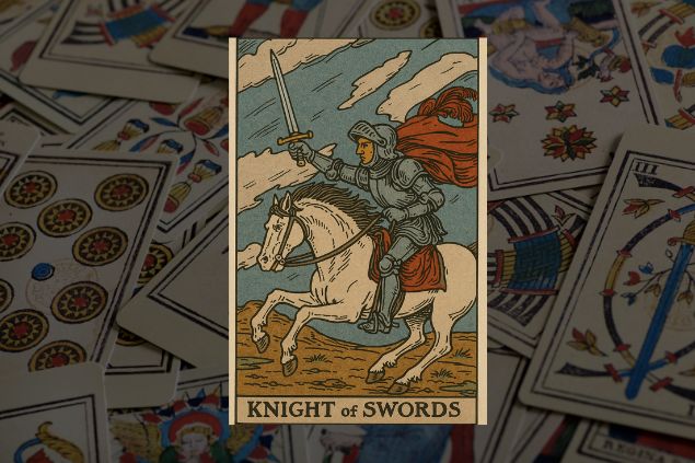 Imagem de fundo com numa variedade de cartas do tarot. Em destaque, a imagem da carta do Cavaleiro de Espadas