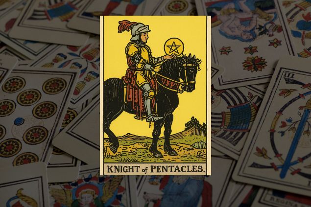Imagem de fundo com numa variedade de cartas do tarot. Em destaque, a imagem da carta do Cavaleiro de Ouros