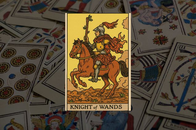 Imagem de fundo com numa variedade de cartas do tarot. Em destaque, a imagem da carta do Cavaleiro de Paus