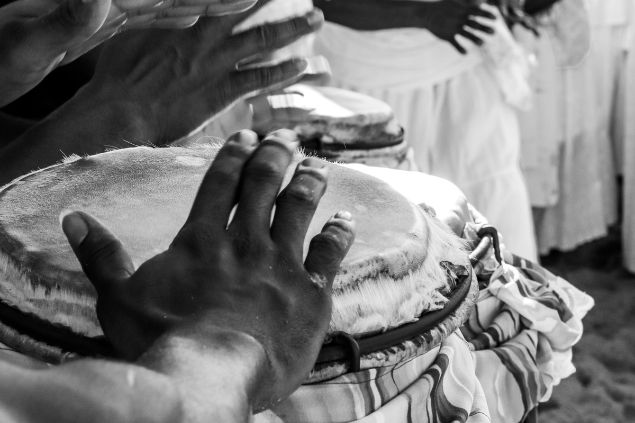 Imagem de uma pessoa batendo em um tambor