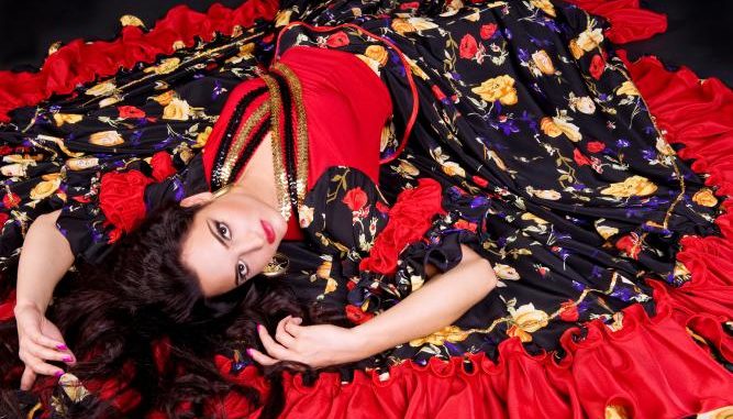 Mulher com roupas tradicionais da Dança Cigana