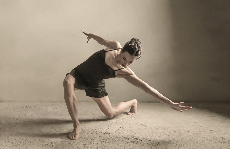 Mulher praticando dança contemporânea