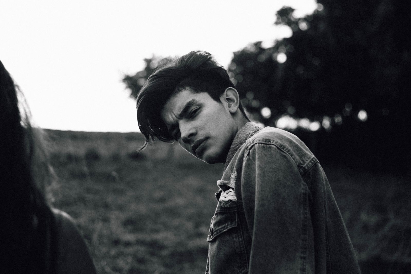 Homem olhando para o lado com seriedade