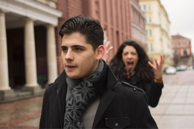 Homem saindo e deixando a namorada falando sozinha