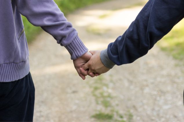 Casal gay segurando as mãos