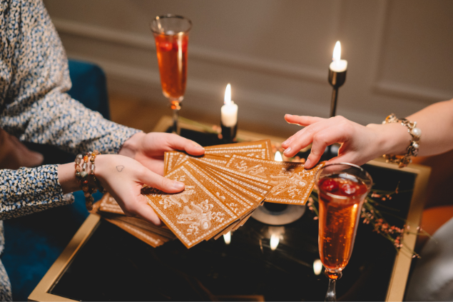 Mulher tirando cartas