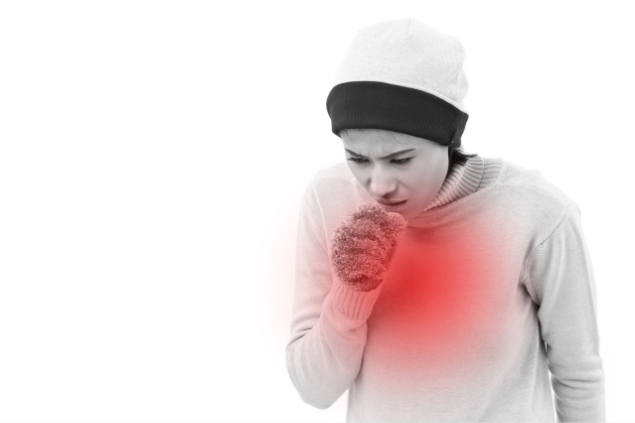 Mulher tossindo. Há uma região vermelha na região do peito