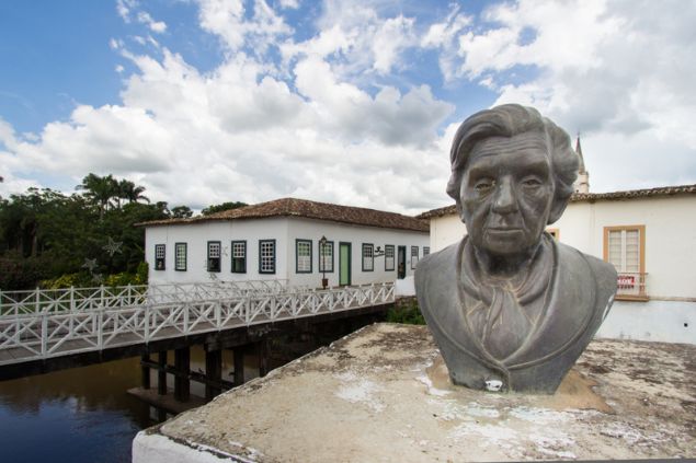 Estátua de Cora Coralina perto de sua antiga casa