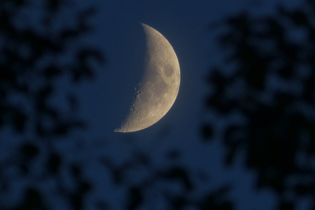 Lua crescente no céu à noite