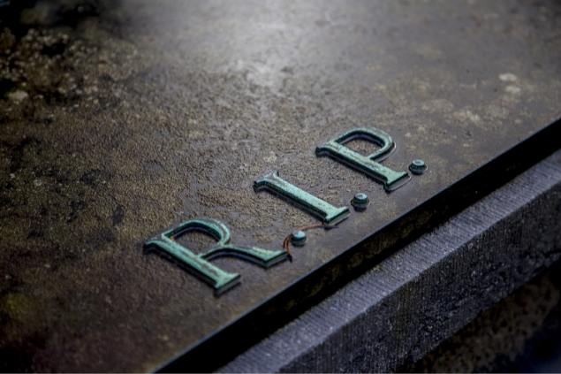 Túmulo com as letras 