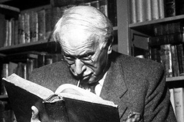 Carl Jung lendo um livro