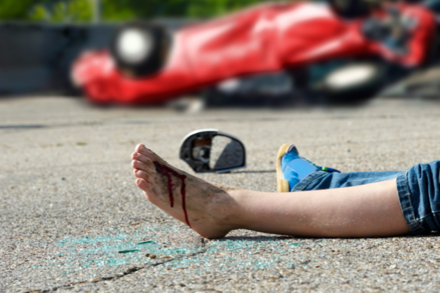 Pé de um motorista que acabou de sofrer acidente cheio de sangue