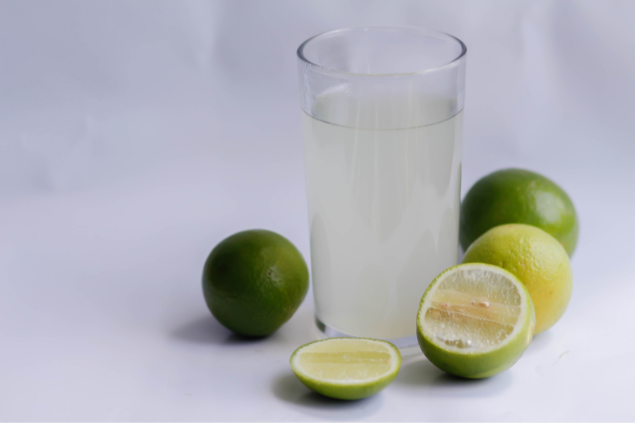 Água com limão com várias rodelas de limão do lado de fora