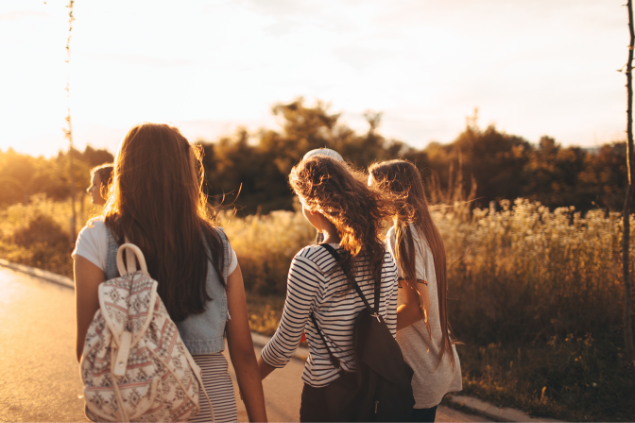 Amigas se abraçando de costas
