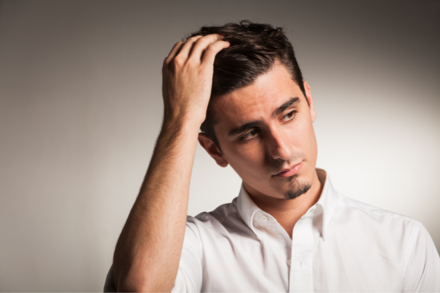 Homem indeciso, inseguro em relação a alguma coisa