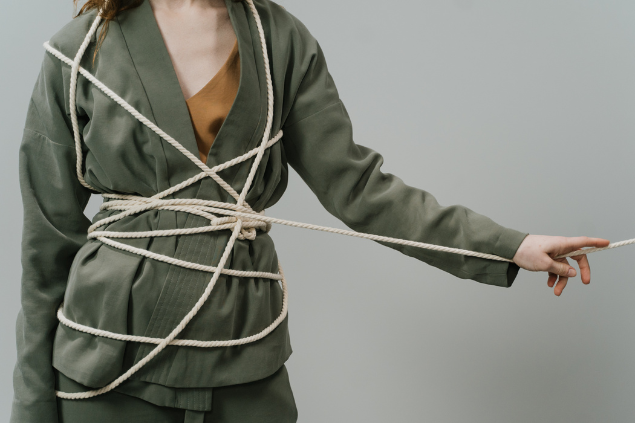 Mulher com o corpo todo amarrado 