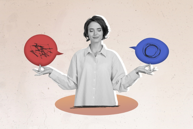 Mulher segurando dois balões, representando o autoconhecimento