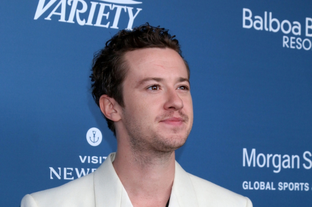 Jospeh Quinn no evento da Variety