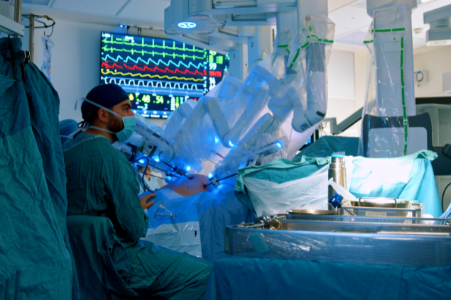 Homem passando por cirurgia