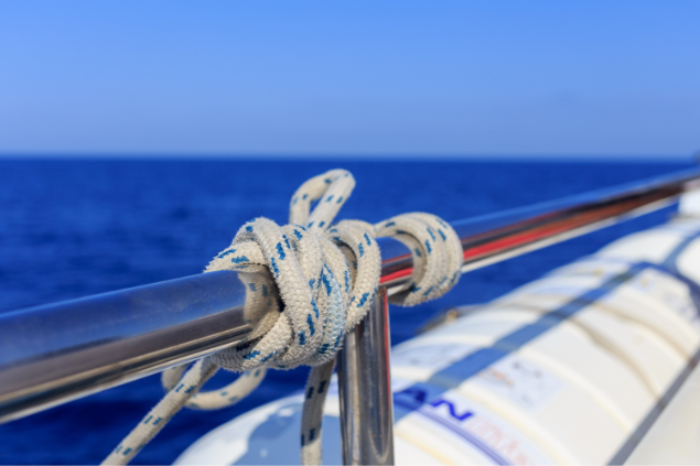 Nó no metal do barco