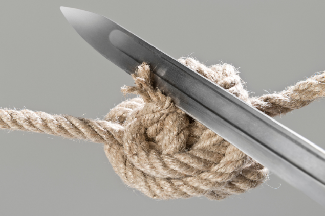 Faca cortando um nó