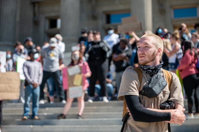 Homem lutando por uma causa e participando de um protesto 