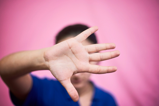 Mulher colocando a mão na frente, evitando ser batida