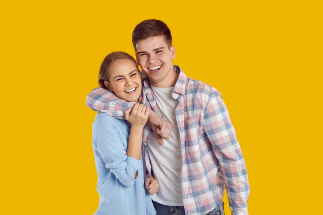 Irmão se abraçando e olhando para câmera