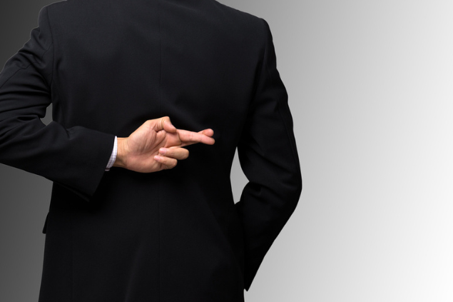 Homem com os dedos cruzados para trás