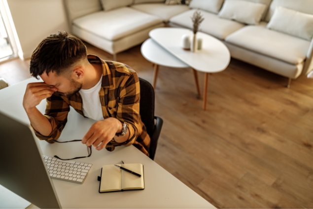 Homem estressado na frente do computador