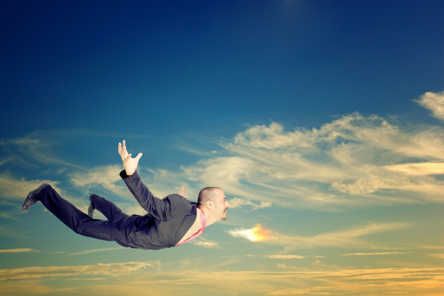 Homem voando no céu