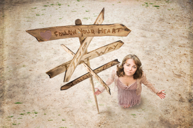 Mulher indecisa olhando para placas