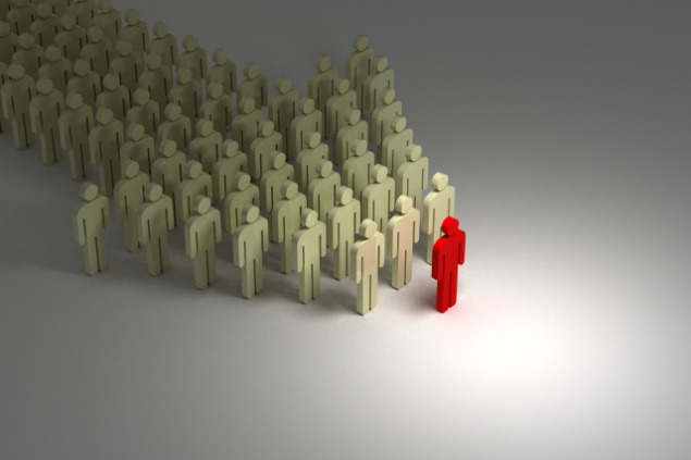 Boneco pintado de vermelho liderando uma multidão