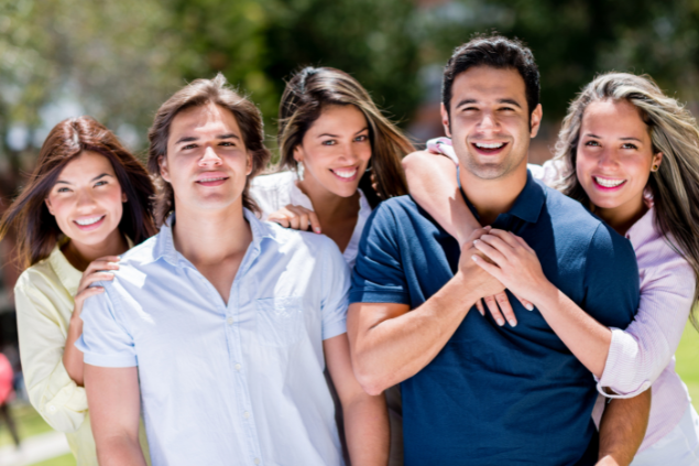 Grupo de amigos sorrindo e olhando para a câmera