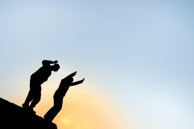 Duas pessoas felizes prontas para pular