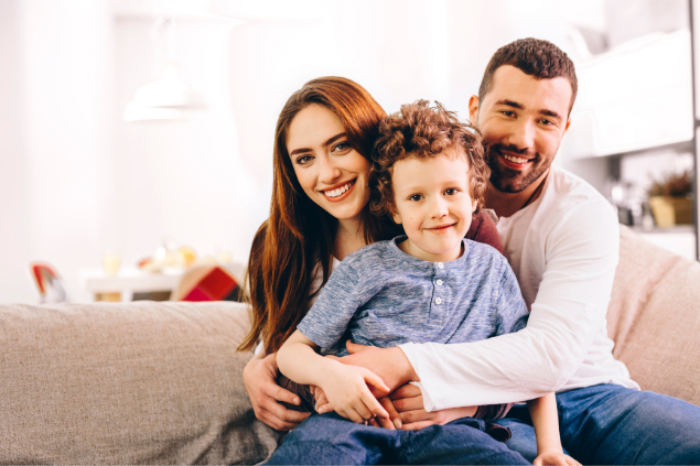 Pai, mãe e filha sentados e juntos